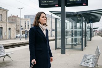 Jeune femme à Niort avec valise sur la plateforme