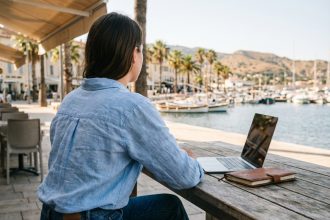 Jeune femme regardant la mer à La Ciotat