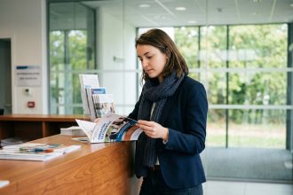 Jeune femme en formation professionnelle à Châteauroux