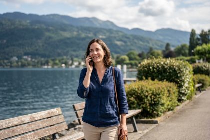 Femme souriante en promenade au lac de Thonon